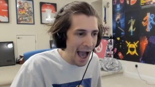 xQc essaie de copier la technique de tir du professionnel Valorant - échoue et le traite de pirate informatique