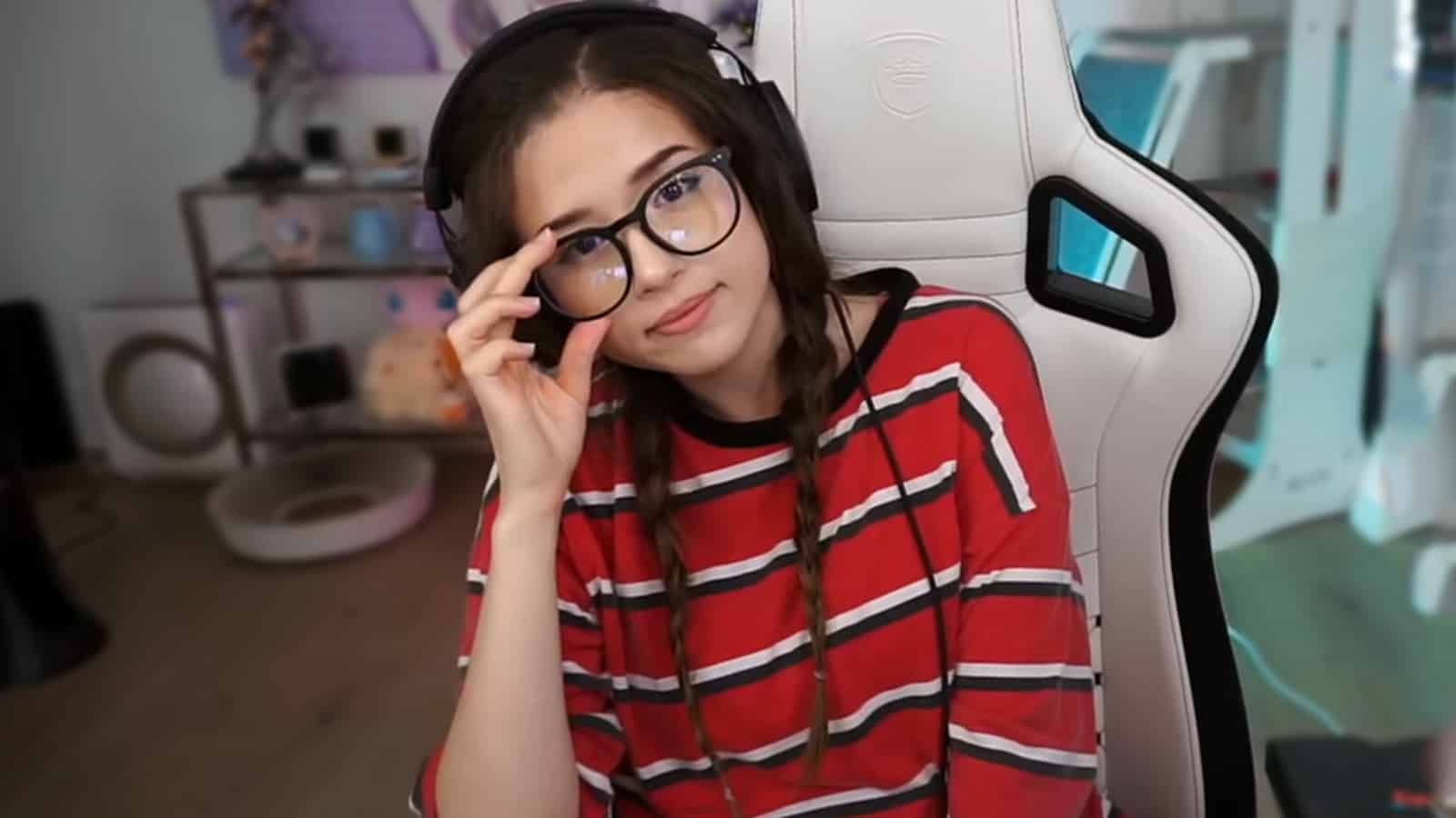 Pokimane explique pourquoi l'expérience "épuisante" de Valorant lui donne moins envie de jouer 28 Pokimane attrape des lunettes sur le flux Twitch.