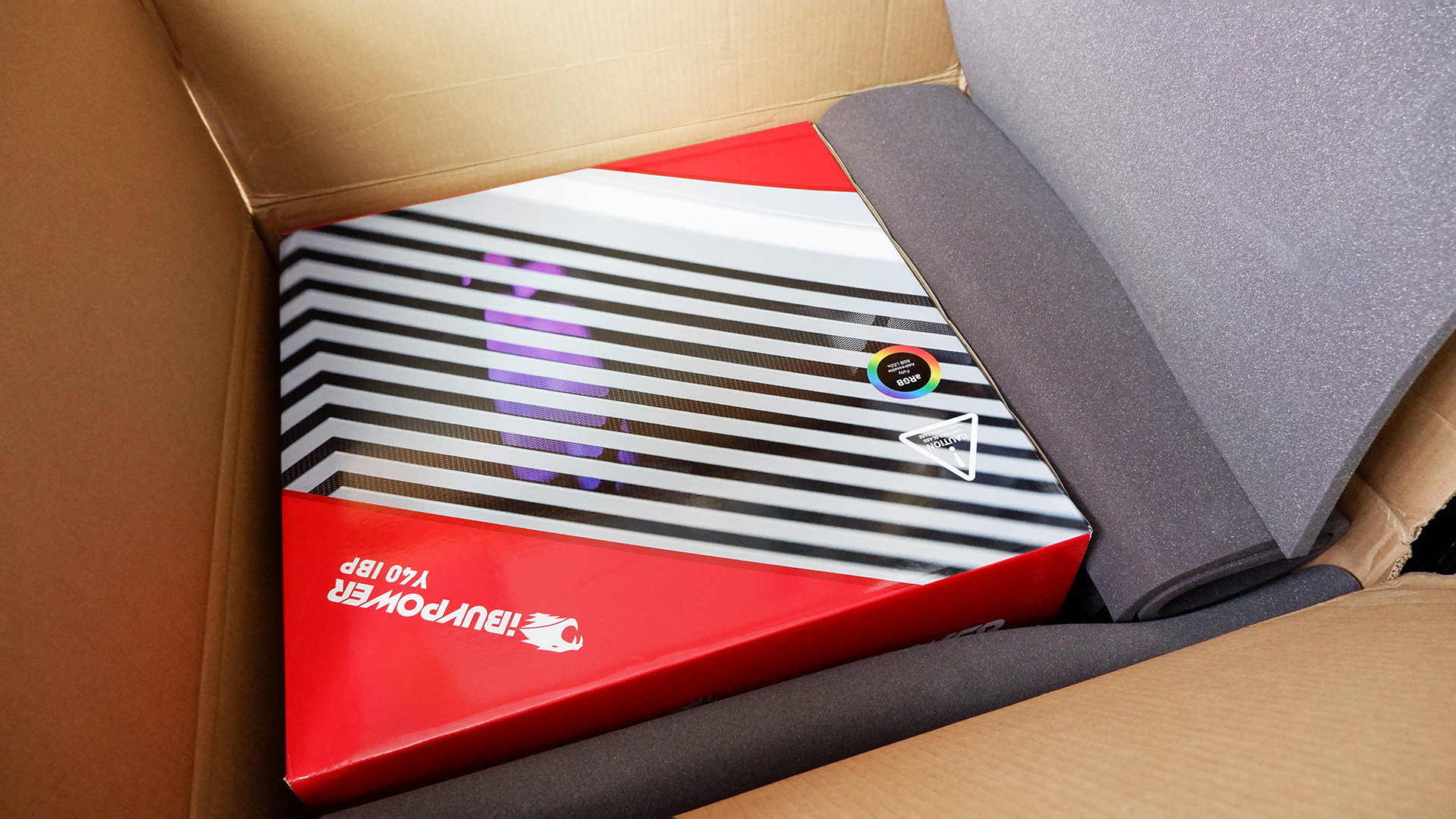 Un PC de jeu iBuyPower installé sur un ordinateur de bureau.