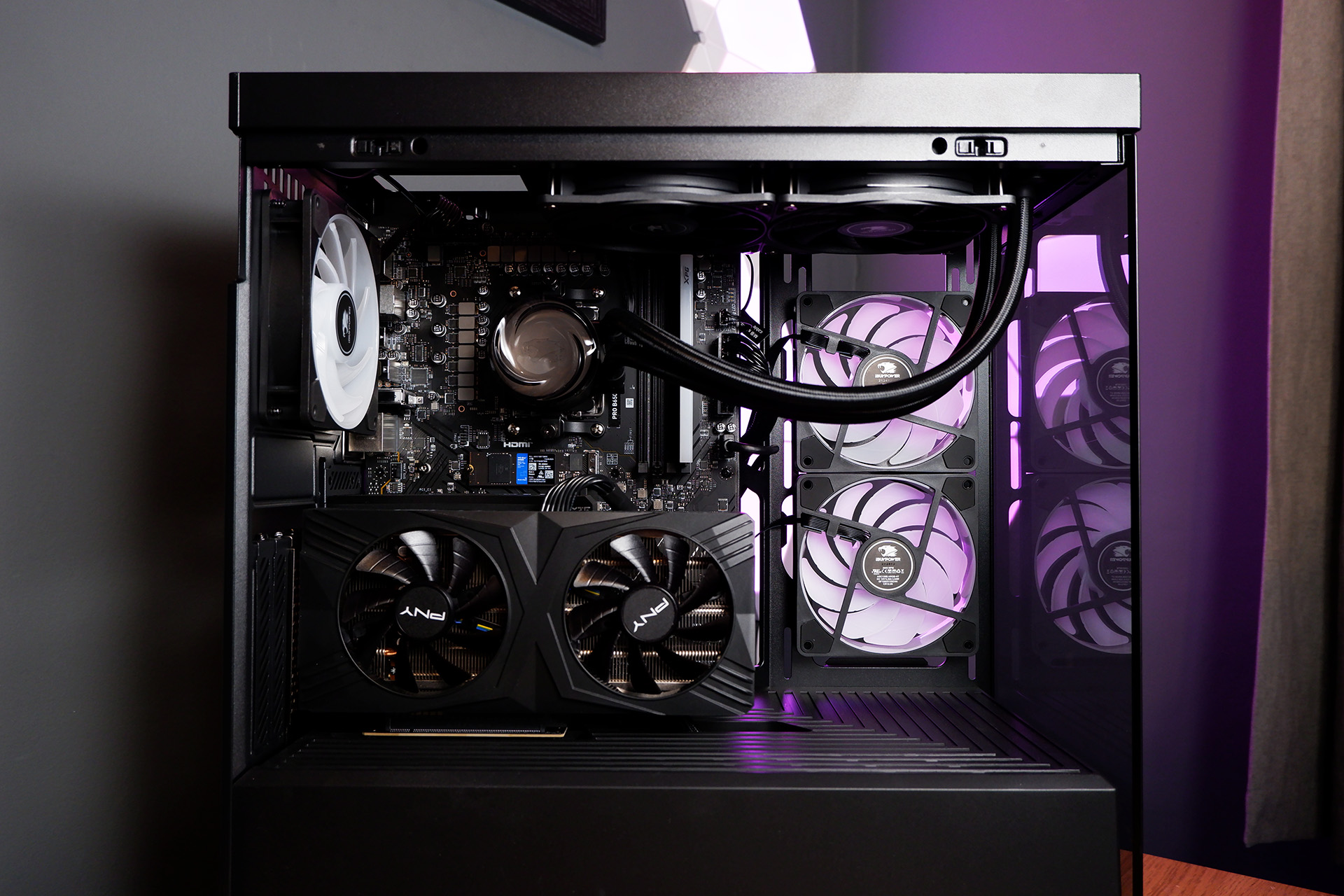 Un PC de jeu iBuyPower en cours d'installation sur un ordinateur de bureau.