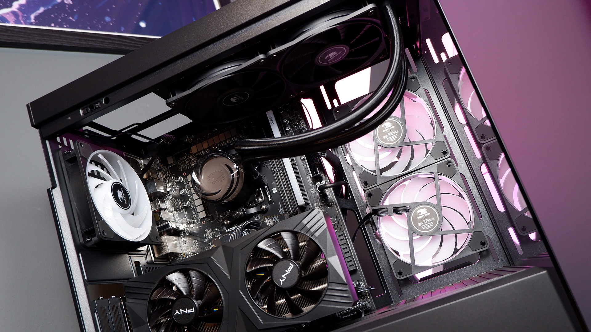 Un PC de jeu iBuyPower en cours d'installation sur un ordinateur de bureau.