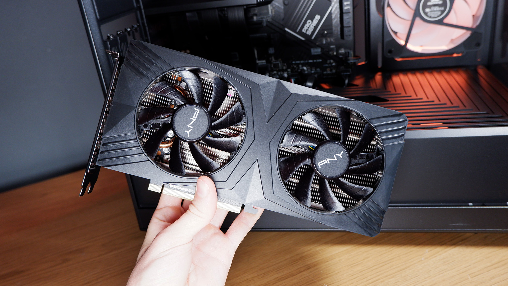 Un PC de jeu iBuyPower installé sur un ordinateur de bureau.